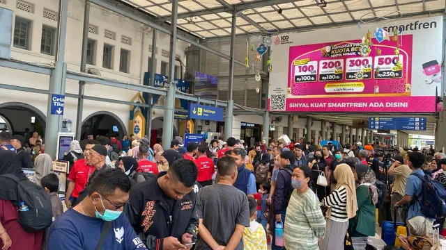 Jelang Hari Raya Idulfitri 1445 Hijriah, antrean pemudik lebaran 2024 nampak mengular di pintu keberangkatan Stasiun Senen, Jakarta Pusat pada hari ini, Sabtu (6/4/2024).