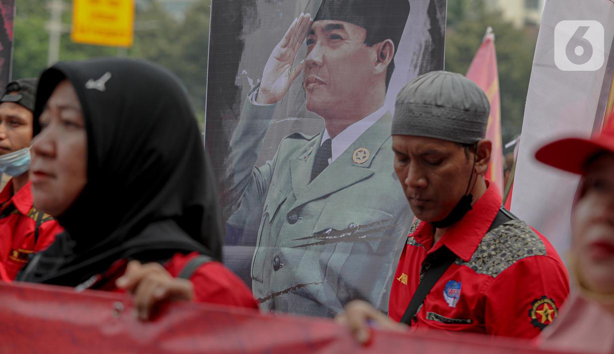 Massa buruh yang tergabung dalam Gerakan Buruh Bersama Rakyat (GEBRAK) menggelar demo di kawasan di Patung Kuda, Jakarta Pusat, Kamis (20/10/2022). Massa Gebrak juga menuntut beberapa hal yakni pencabutan Omnibus Law UU Cipta Kerja, pembatalan revisi UU P3 dan RKUHP, pembatalan revisi UU Sisdiknas serta setop tindakan represifitas aparat terhadap warga sipil. (Liputan6.com/Faizal Fanani)