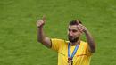 Kiper Italia,  Gianluigi Donnarumma melakukan selebrasi usai memenangkan pertandingan sepak bola final Euro 2020 antara Italia dan Inggris di stadion Wembley di London, Minggu, 11 Juli 2021. UEFA menghadiahi Donnarumma  gelar pemain terbaik Euro 2020. (Facundo Arrizabalaga/Pool via AP)