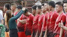 Bhara FC menerima kalungan medali usai jadi juara Bola Sunday League. (Muhammad Iqbal Ichsan/Bola.com)