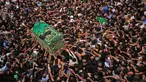 Umat Syiah Irak membawa peti jenazah saat memperingati wafatnya Imam Musa al-Kadhim di Kadhimiya, Irak (12/4). Ribuan peziarah mendatangi tempat tersebut untuk memperingati wafatnya Musa al-Kadhim. (AFP Photo/Ahmad Al-Rubaye)
