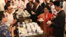 Presiden Joko Widodo (Jokowi) dan Ibu Negara, Iriana Joko Widodo mencicipi kopi lokal di ruang belakang Istana Negara, Jakarta, Selasa (15/8). Presiden juga sempat bertanya seputar kopi yang akan disajikan. (Liputan6.com/Angga Yuniar)