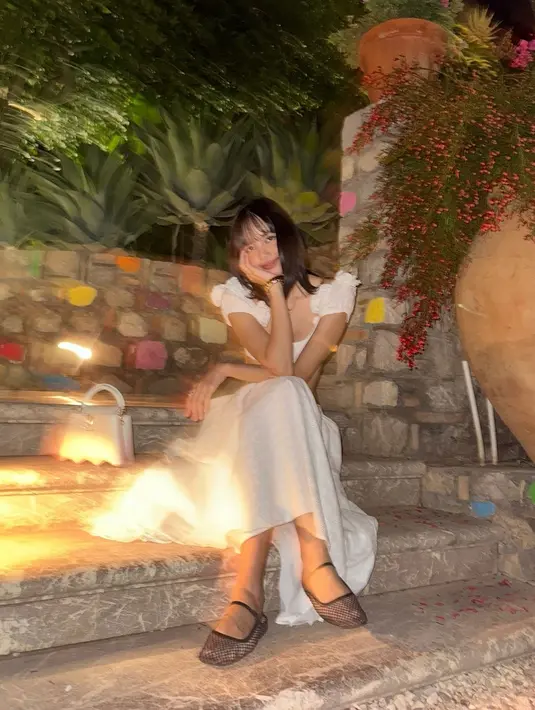 Gaya summer girl Lisa BLACKPINK semakin menarik perhatian dengan beberapa aksesori yang tak kalah mahal yang dikenakannya. [Foto: Instagram/lalalalisa_m]