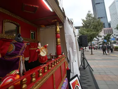 Penampilan wayang potehi di Taman Budaya Dukuh Atas, Jakarta, Jumat (7/2/2020). Pagelaran pertunjukan wayang Tionghoa ini merupakan rangkaian kebudayan imlek yang di gelar oleh Pemprov DKI Jakarta. (Liputan6.com/Angga Yuniar)