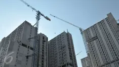 Pekerja menyelesaikan pembangunan infrastruktur Wisma Atlet Kemayoran untuk mendukung Asian Games XVIII di kemayoran, Jakarta, Jumat (12/5). (Liputan6.com/Helmi Afandi)