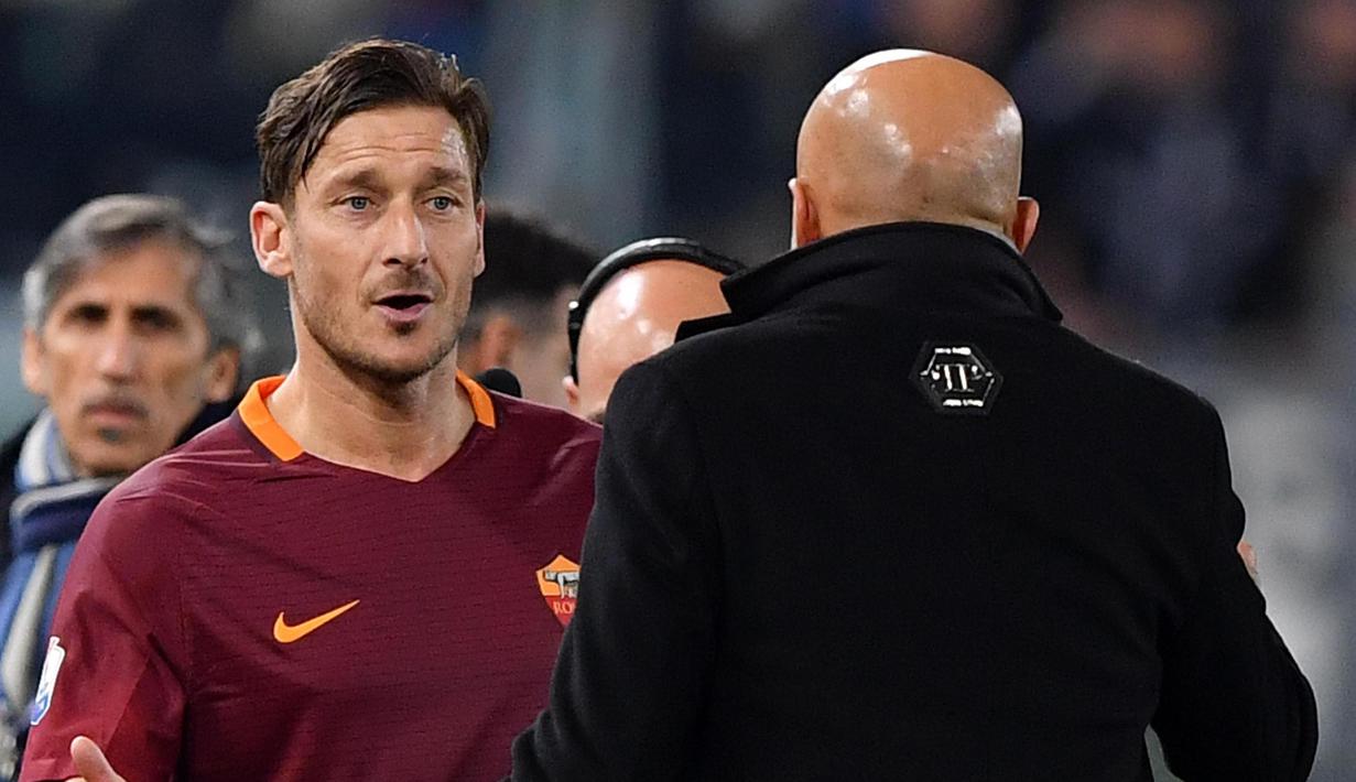 Francesco Totti (kiri) saat berbincang dengan pelatih, Luciano Spalletti usai membobol gawang Cesena pada  perempat final Coppa Italia di Olimpico stadium, Rome,  (1/02/2017). Roma menang 2-1. (EPA/Ettore Ferrari)