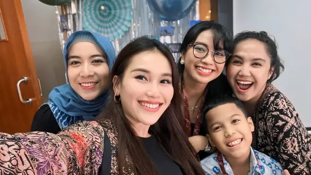 Ayu Ting Ting dengan Wali Murid Teman Bilqis