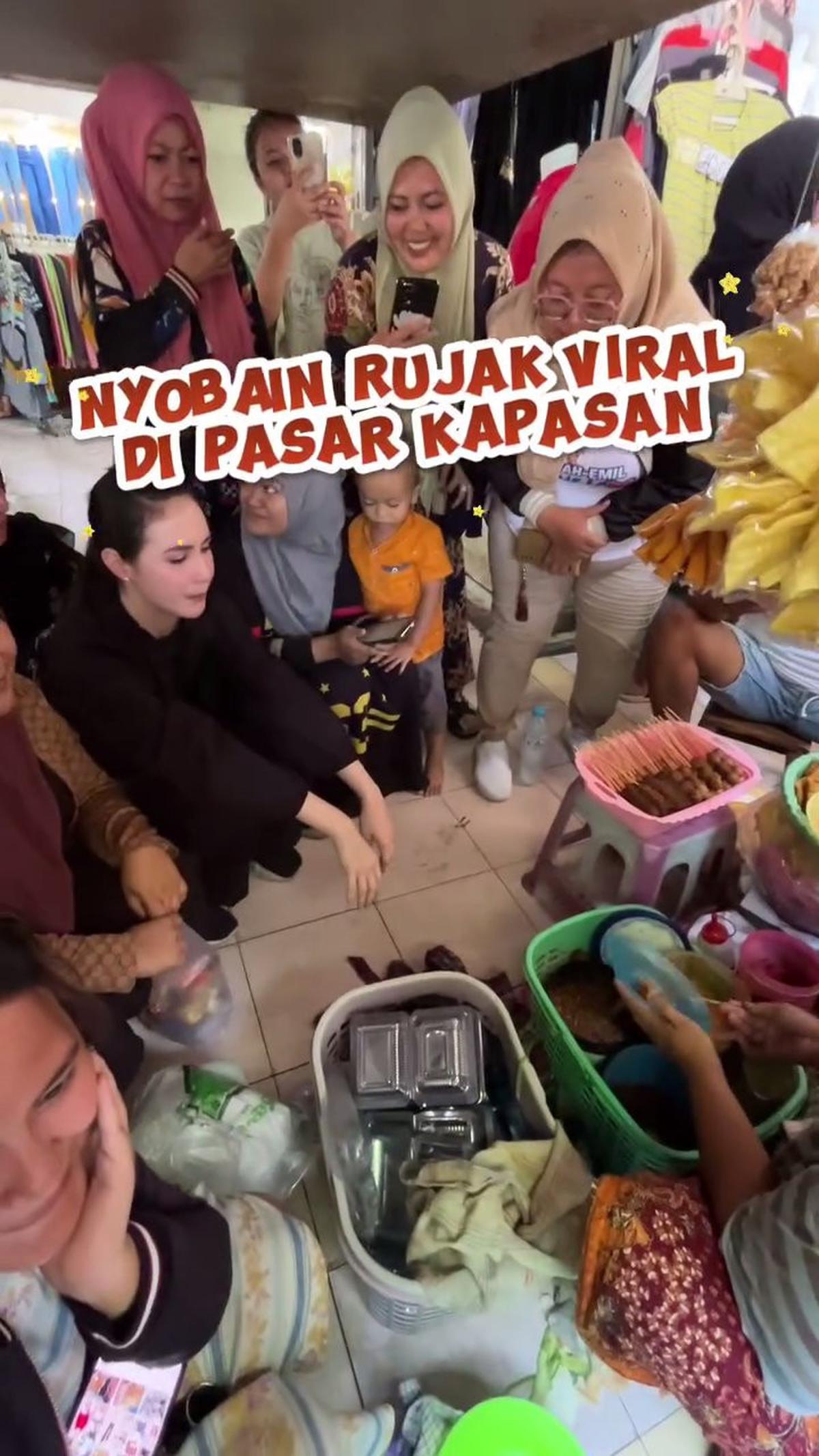 7 Potret Arumi Bachsin Ikutan Antri Rujak Buah Viral di Pasar, Ikut Jongkok Bareng Ibu-Ibu