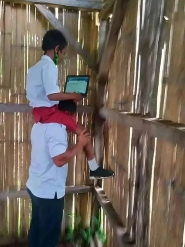 Kisah Seorang Guru di NTT yang Berjuang Hingga Panggul Muridnya untuk Dapatkan Sinyal Demi Laksanakan ANBK