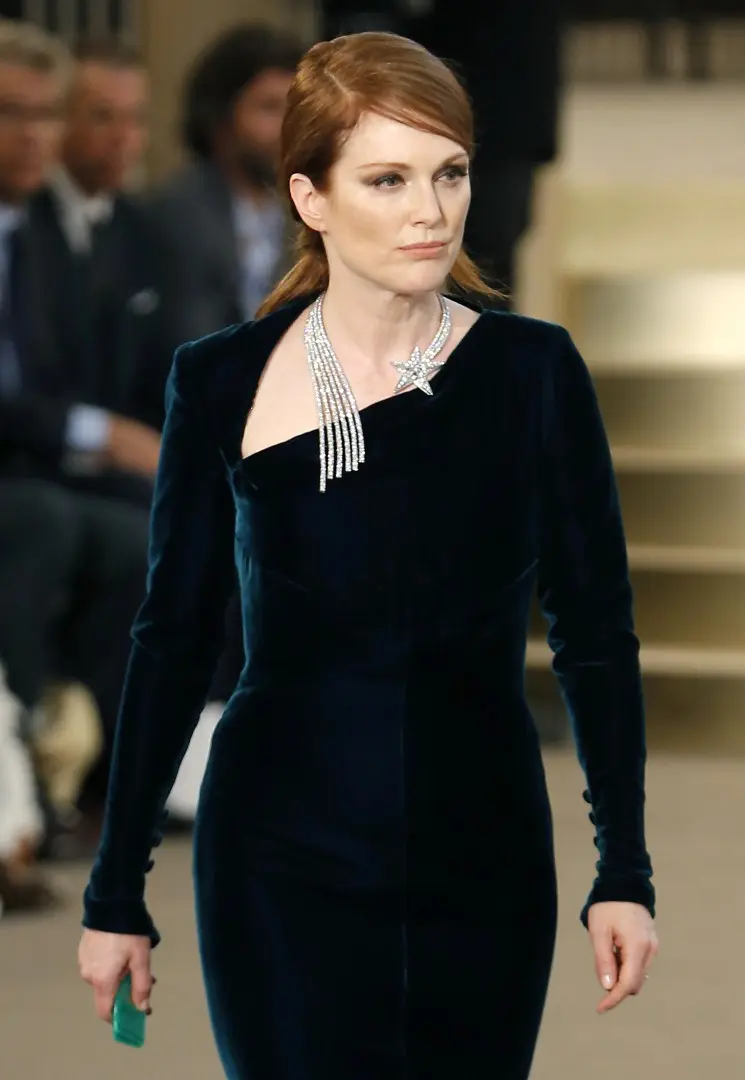 "Sedikit pahatan, lukisan, banyak fotografi naratif. Tapi saya bukan kolektor besar. Pasar seni diluar kontrol, tapi saya senang hidup dengan seni," kata Julianne Moore. (Bintang/EPA)