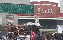 Balita hingga Anak-Anak Pingsan Saat Demo Ricuh di Pati