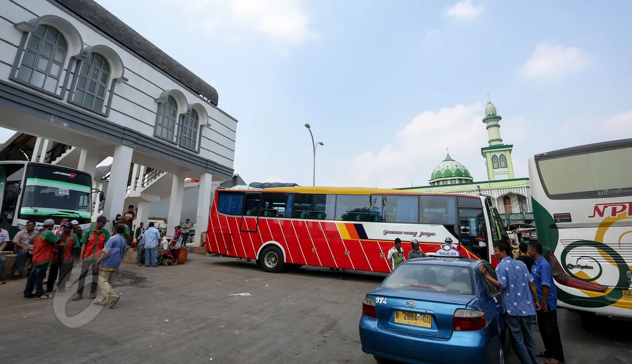 Sebuah bus berjalan mundur saat memasuki Terminal Rawamangun lewat jalur keluar, Jakarta, Jumat (29/5/2015). Kondisi Terminal Bus Rawamangun saat ini belum bisa dimasuki oleh bus-bus AKAP yang berukuran besar. (Liputan6.com/Faizal Fanani)