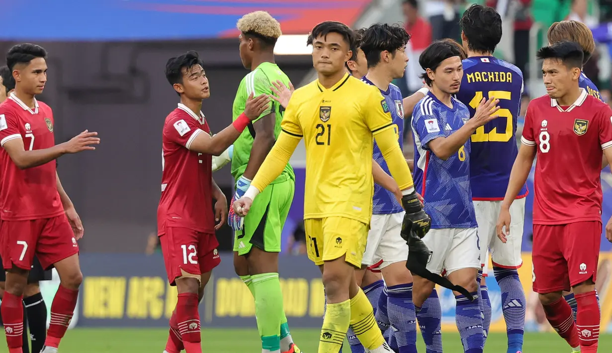 Para pemain Timnas Jepang dan Indonesia saling bersalaman setelah berakhirnya laga ketiga Grup D Piala Asia 2024 yang dimenangkan Jepang dengan skor 3-1 di Al-Thumama Stadium, Doha, Qatar, Rabu (24/1/2024) malam WIB. (AFP/Giuseppe Cacace)