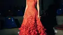 BCL tampil anggun dan elegan saat mengisi sebuah ajang penghargaan. Ia mengenakan sleeveless dress dengan aksen bunga 3D warna merah merona yang menawan. [@itsmebcl]