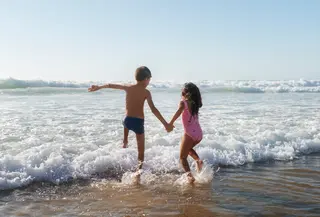 Untuk membuat liburan sekolah di pantai semakin memorable, penting untuk mempersiapkan segalanya dengan lebih matang agar pengalaman si kecil tetap aman dan menyenangkan. [Dok/freepik.com]