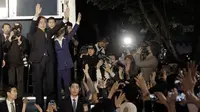 Kandidat Presiden Korsel, Moon Jae-in (64) bersama Ketua Partai Demokrat berdiri di atas panggung untuk menyampaikan pidato kemenangannya di Seoul, Selasa (9/5). Moon menang telak dengan mengantongi 41,4 persen suara. (AP Photo/Ahn Young-joon)