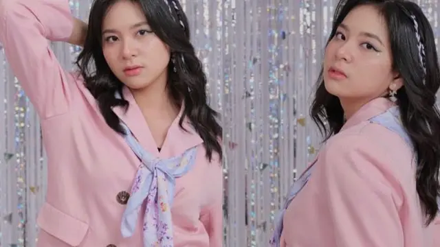 Zee JKT48 dalam blazer pink cerah menambahkan scarft