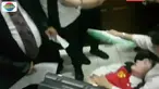Artis yang kerap membuat sensasi dikenal glamor itu sempat menangis di hadapan ibunya yang menemani jalannya sidang.