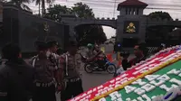 Karangan Bunga untuk Ahok Mulai Berdatangan ke Mako Brimob