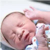 Keluarga Hanung Bramantyo dan Zaskia Adya Mecca pasti kini semakin berbahagia setelah kelahiran anak keempat mereka pada Jumat (23/3/2018) lalu. Bayi berjenis kelamin laki-laki lahir dengan proses cesar. (Foto: Instagram)