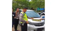 Pengendara Honda Fred ditangkap Polri karena terciduk pakai plat nomor dinas dan rotator palsu. (source: Instagram @viralno.1)