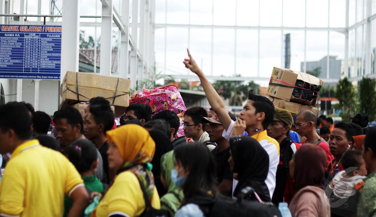 Jelang liburan, lonjakan penumpang di Stasiun Senen, Jakarta, sudah mulai terlihat. Foto diambil pada Senin (29/12/2014). (Liputan6.com/Faizal Fanani)