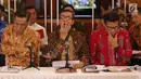 Menteri Hukum dan HAM, Yasonna Laoly (tengah) saat menyampaikan keterangan terkait penundaan pengesahan RUU KUHP di Graha Pengayoman Kementerian Hukum dan HAM, Jakarta, Jumat (20/9/2019). Menkumham juga mengklarifikasi beberapa isu terkait draft RUU KUHP. (Liputan6.com/Helmi Fithriansyah)