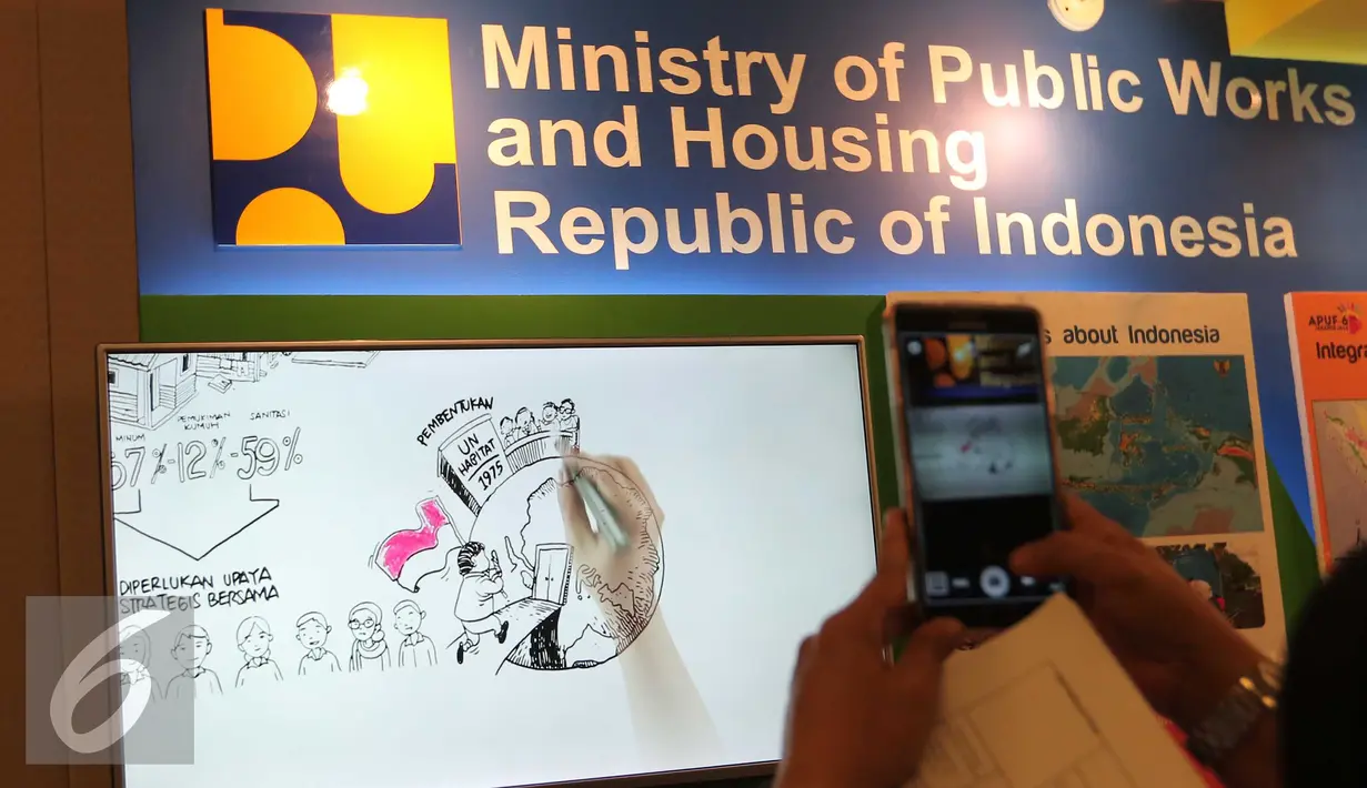 Pengunjung mengabadikan gambar salah satu stand yang mengusung pembangunan kawasan pemukiman kumuh saat pertemuan Asia Pasifik Urban Forum (APUF) ke-6 di Jakarta, Senin (19/10/2015). (Liputan6.com/Angga Yuniar)