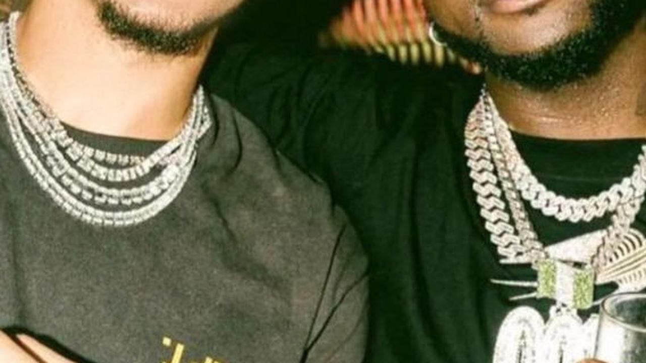 Pemain bola dari Inggris ini berfoto dengan Davido, dan mereka terlihat seperti saudara! Momen akrab yang bikin penggemar senang!