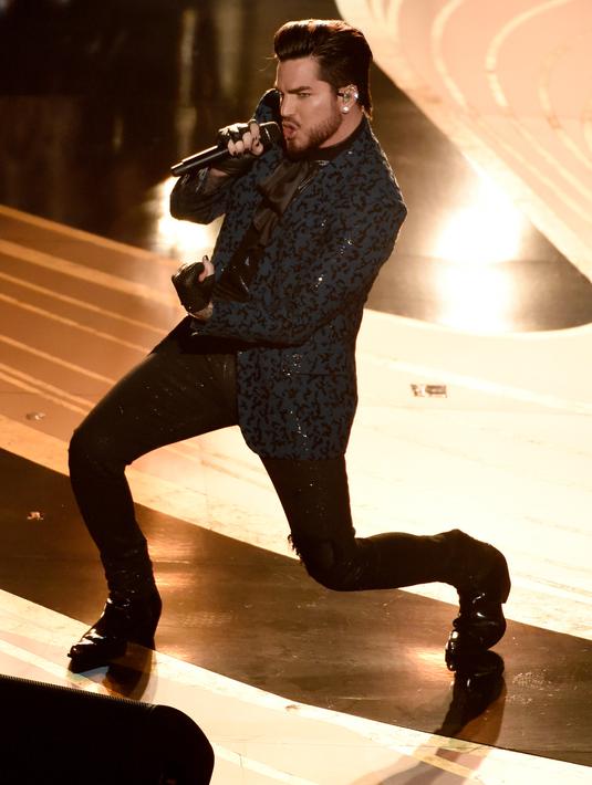 Vokalis band Queen, Adam Lambert tampil membuka perhelatan Oscar 2019 di Dolby Theatre, Los Angeles, Minggu (24/2). Queen muncul ke atas panggung didampingi Adam Lambert menyapa para hadirin dengan semangat membara. (Chris Pizzello/Invision/AP)