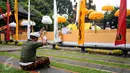 Umat Hindu melakukan sembahyang saat perayaan Nyepi di Pura Aditya Jaya, Rawamangun, Jakarta, Selasa (28/3). Nyepi dirayakan dengan melakukan kegiatan keagamaan di pura. (Liputan6.com/Helmi Fithriansyah)