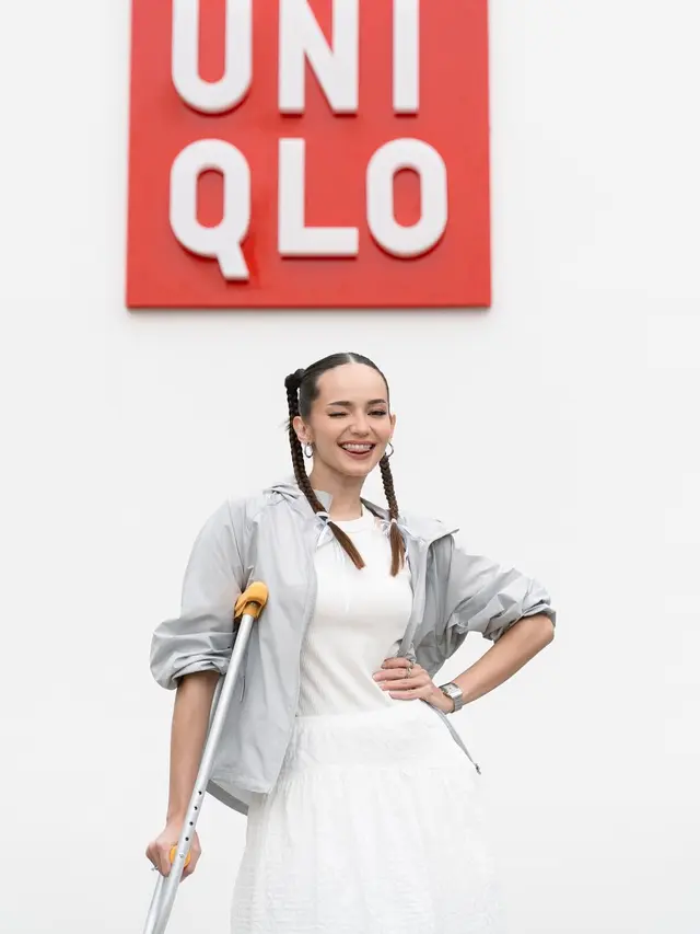 Gaya Sporty Feminin Enzy Storia, Tetap On Point Meski Kaki Cedera