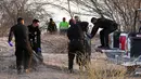 Polisi membawa jenazah para korban yang tewas dalam kecelakaan pesawat saat penerbangan wisata yang membawa wisatawan di atas Garis Nazca di Peru, Sabtu, 1 Agustus 2026. (AP Photo/Genry Bautista)