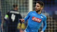 Penyerang Napoli, Dries Mertens melakukan selebrasi usai mencetak gol ke gawang Real Madrid pada leg kedua babak 16 Liga Champions di stadion San Paolo, Italia (8/3). Real Madrid menang atas Napoli dengan skor 3-1. (AFP Photo / Filippo Monteforte)