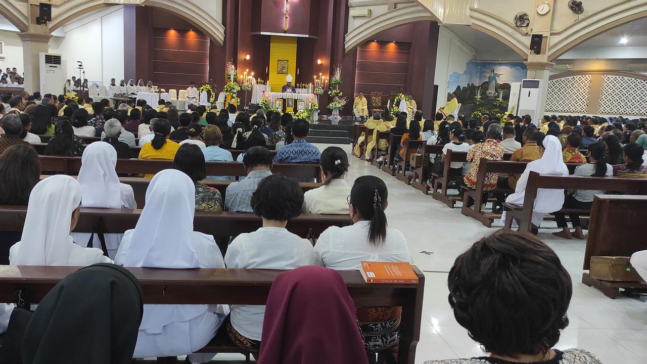 Momen Ratusan Umat Katolik di Kupang Hadiri Misa Requem Jenazah Paus Fransiskus