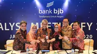 Direktur Utama Bank Bjb Yuddi Renaldi (ketiga kiri) bersama jajaran Direktur bank bjb lainnya saat acara Analyst Meeting Full Year 2019 bank bjb di The Ritz Carlton Pacific Palace, Jakarta, Jumat (28/2/2020).