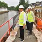 Presiden Joko Widodo (Jokowi) ditemani oleh Menteri PUPR Basuki Hadimuljono dan Penjabat (Pj) Gubernur DKI Jakarta Heru Budi Hartono meninjau pembangunan sodetan dari Sungai Ciliwung menuju Kanal Banjir Timur (KBT), Selasa (24/11/2023). Pembangunan sodetan ini merupakan bagian dari program normalisasi Kali Ciliwung yang merupakan upaya penanganan banjir di Ibu Kota. (FOTO: Agus Suparto/Biro Pers Istana Kepresidenan)