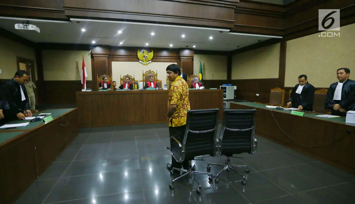 Ketua Angkatan Muda Partai Golkar (AMPG) Fahd El Fouz bersiap menjalani sidang perdana dengan agenda pembacaan dakwaan kasus dugaan korupsi proyek pengadaan Alquran di Pengadilan Tipikor, Jakarta (13/7). (Liputan6.com/Helmi Afandi)