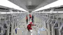 Petugas mengecek kesiapan gerbong kereta listrik saat uji coba di stasiun LRT TMII, Jakarta, Rabu (11/11/2020). Tes dilakukan mulai dari uji kelayakan hingga kebisingan. Ditargetkan LRT Jabodebek beroperasi pertengahan 2022. (Liputan6.com/Faizal Fanani)