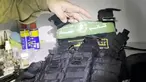 Dalam gambar yang diambil dari video yang dirilis Pasukan Pertahanan Israel atau Israeli Defense Forces (IDF) pada Rabu (15/11/2023), Juru Bicara Militer Israel Letkol Jonathan Conricus menunjukkan rompi antipeluru dengan lambang Hamas yang ditemukan bersama senjata dari lemari medis pusat MRI RS Al-Shifa di Kota Gaza. (Israel Defense Forces via AP)