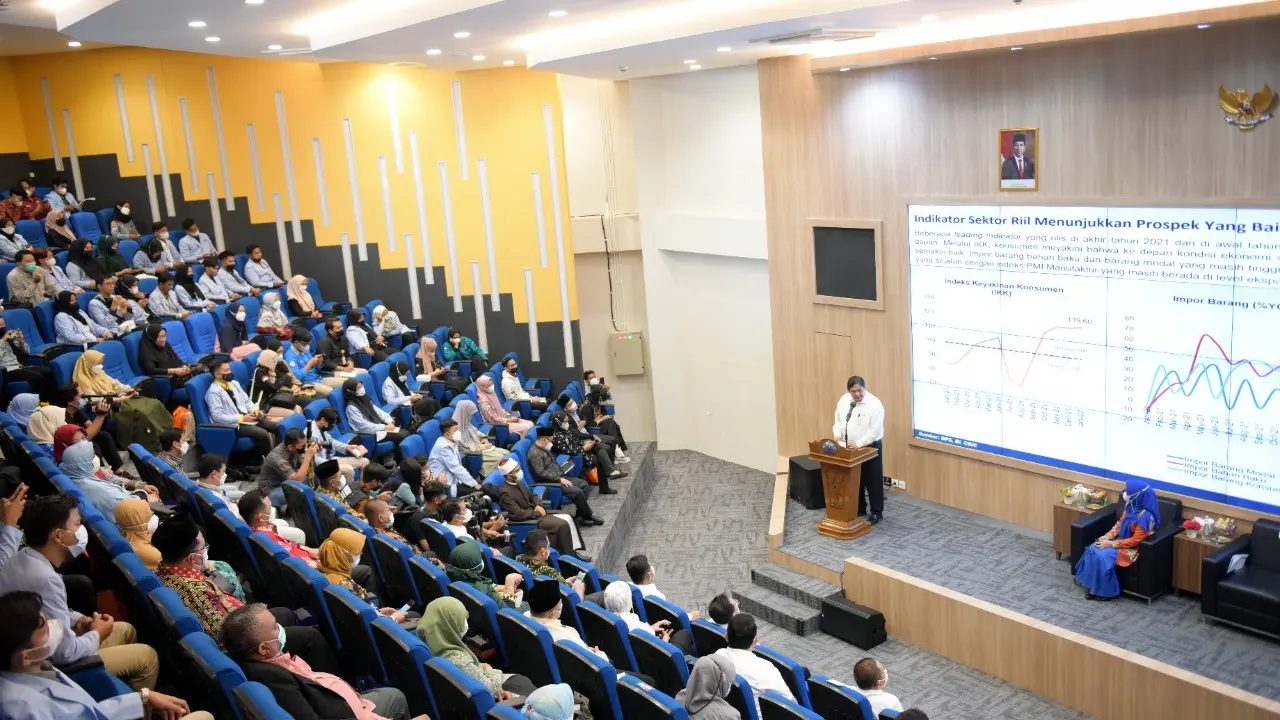 Menko Perekonomian Airlangga Hartarto menyampaikan keynote speech pada Kuliah Umum Strategi Percepatan Pengembangan Digitalisasi dan Kewirausahaan Pada Mahasiswa di Universitas Islam Negeri Raden Fatah Palembang (5/3/2022). (Dok ekon.go.id)