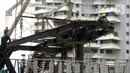 Pekerja menyelesaikan proyek Tugu Tenaga Kesehatan di Jembatan Penyeberangan Orang (JPO) Sudirman, Jakarta, Jumat (12/11/2021). Pembangunan Tugu Tenaga Kesehatan juga sebagai revitalisasi jembatan antara pejalan kaki, pesepeda, dan pengguna transportasi publik. (merdeka.com/Imam Buhori)