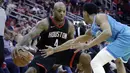 Pebasket Houston Rockets, PJ Tucker, berusaha melewati pebasket Charlotte Hornets, Jeremy Lamb, pada laga NBA di Stadion Toyota Center, Kamis (14/12/2017). Houston Rockets menang 108-96 atas Charlotte Hornets. (AP/Michael Wyke)