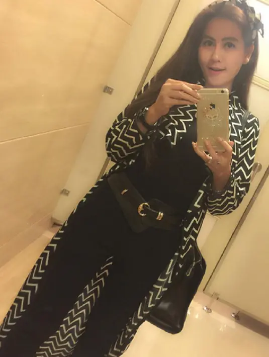 Kini yang tersisa hanyalah foto-foto baru pelantun tembang Goyang Heboh ini setelah melakoni operasi pelastik. (Via Instagram/@nita.talia)