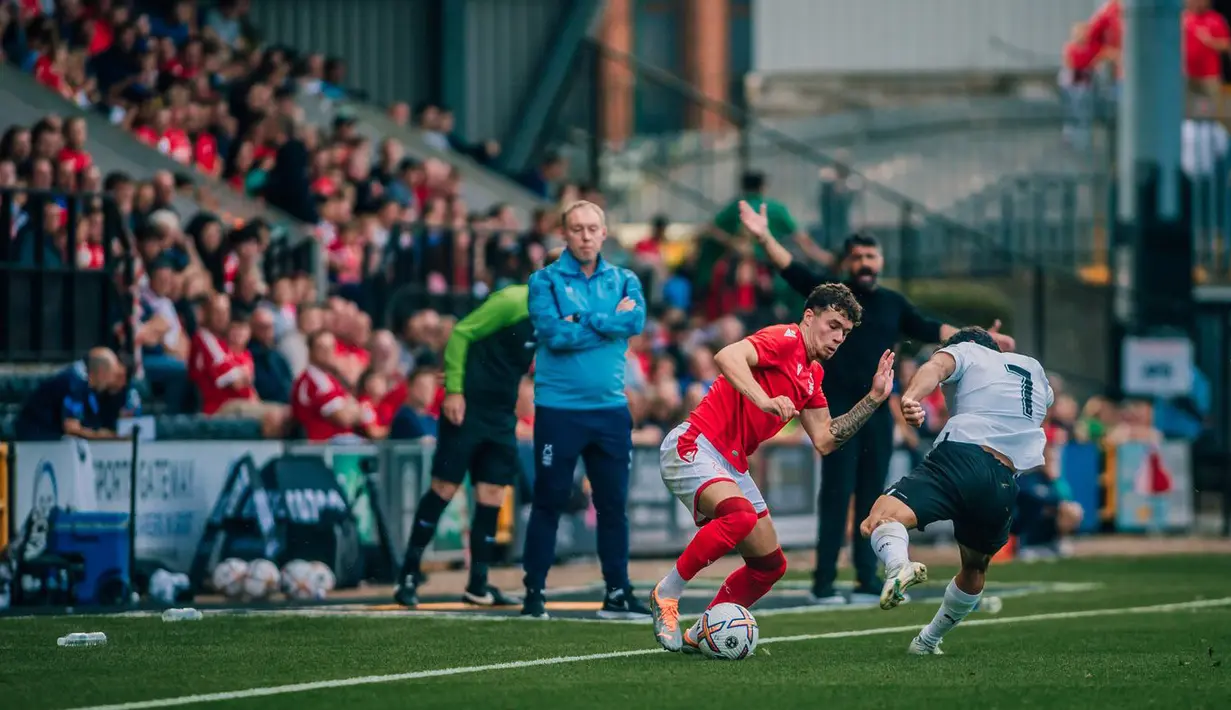 Neco Williams (tengah) yang merupakan produk akademi Liverpool akhirnya harus menyudahi 13 tahun kariernya bersama The Reds. Nottingham Forest resmi menggaet bek berusia 21 tahun dengan banderol 17 juta paundsterling atau sekitar Rp 307 miliar. (nottinghamforest.co.uk)