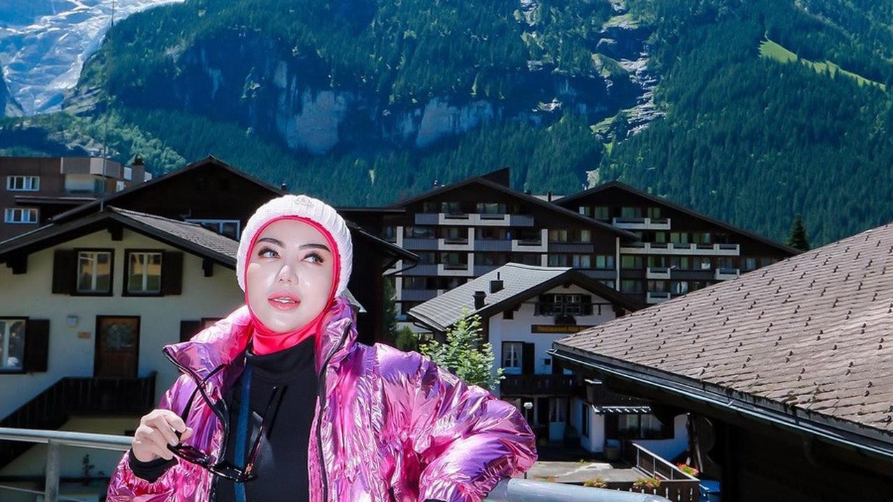Mengenakan Tas Hermes