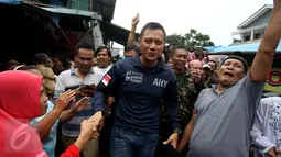 Cagub DKI Jakarta Agus Harimurti Yudhoyono disambut pedagang dan pengunjung Pasar Paseban, Jakarta Pusat, Jumat (11/11). Di pasar itu, Agus mengunjungi lapak para pedagang dan menampung berbagai keluhan serta masukan mereka. (Liputan6.com/Gempur M Surya)