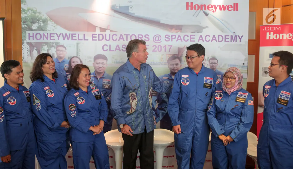 Presiden Honeywell Indonesia, Alex J. Pollack berbincang dengan para guru peserta HESA (Honeywell Educators at Space Academy) 2017 di Jakarta, Rabu (4/10). (Liputan6.com/Faizal Fanani)