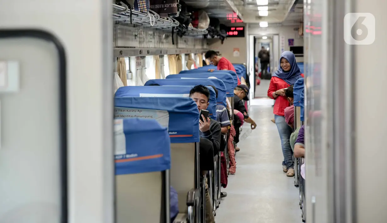 Calon penumpang berada di dalam kereta di Stasiun Pasar Senen, Jakarta, Senin (30/12/2019). PT KAI Daerah Operasi I mencatat sebanyak 23 persen tiket kereta api jarak jauh masih tersedia untuk masa angkutan Natal dan Tahun Baru 2020. (Liputan6.com/Faizal Fanani)