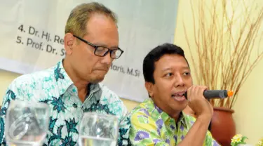 Ketum Partai Persatuan Pembangunan (PPP) Hasil Muktamar Surabaya, Romahurmuziy (kanan) didampingi Sekjen PPP Aunur Rofiq menyampaikan paparan Refleksi Akhir Tahun PPP di Jakarta, Selasa (29/12). (Liputan6.com/Helmi Afandi)